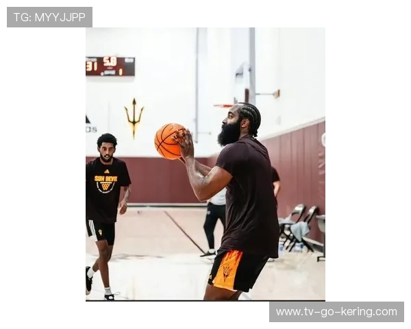 詹姆斯哈登重返赛场展现全能控卫风采引领球队再度冲击总冠军