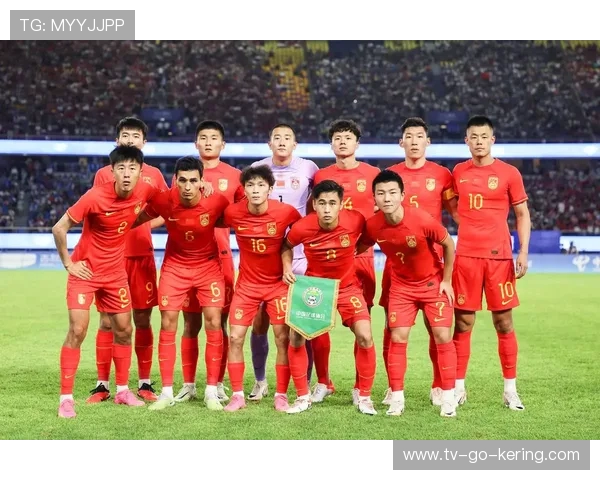 国足奋力鏖战九十分钟终获胜利再燃球迷激情展现拼搏精神