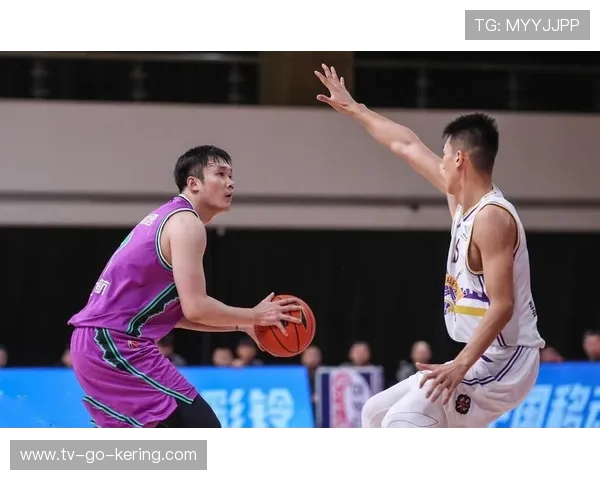 丁彦雨航重返赛场展现顽强拼搏精神引发球迷热烈关注与激情讨论