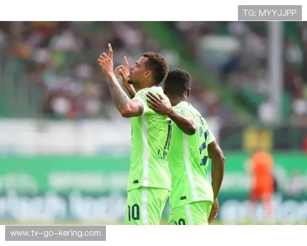 上海足球队以69分领跑挑战赛积分榜展现强劲实力